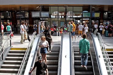 La publicité digitale extérieure synchronisée en gare avec les horaires SNCF
